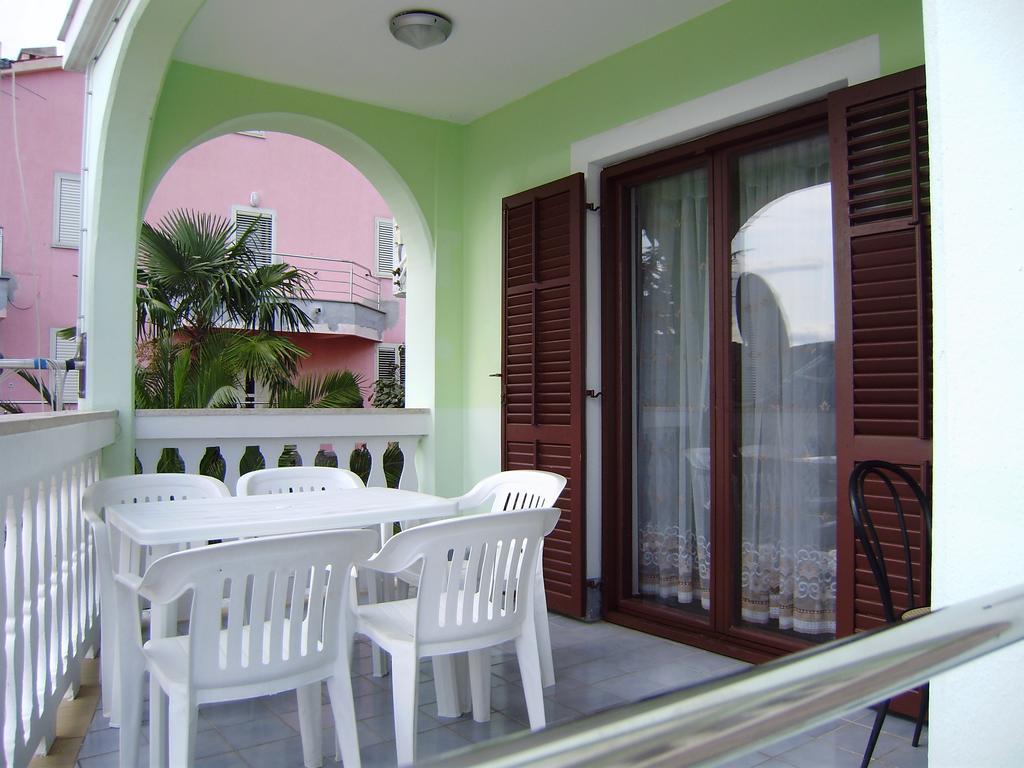 Egidio Gigi Bellich Holiday Apartments Family Houses Рабац Стая снимка